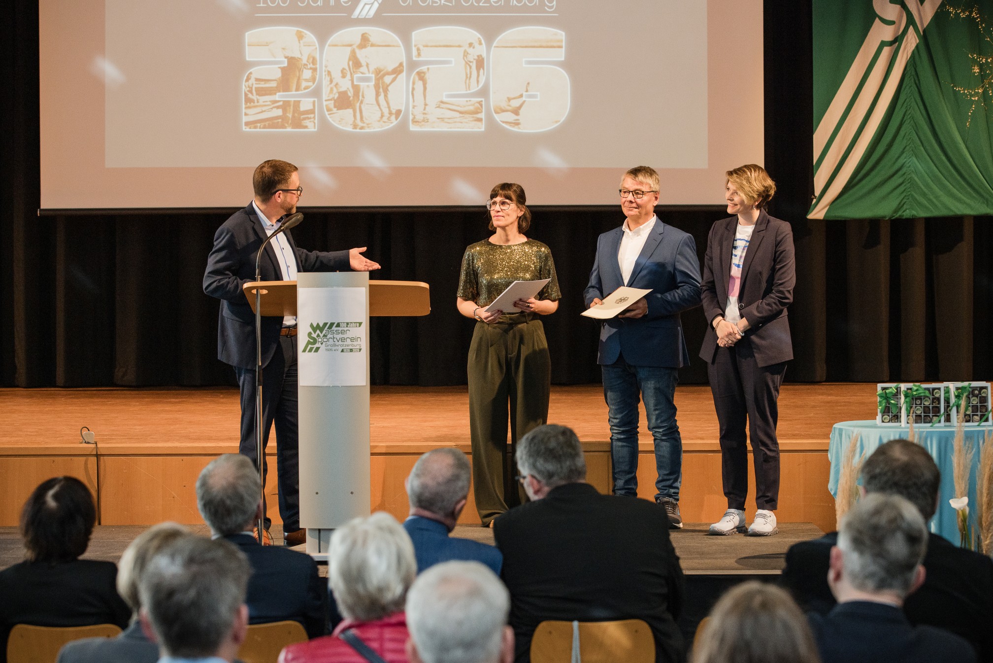 100-jahre-wsv---pkuhn---Landrat%20Thorsten%20Stolz%20und%20B%C3%BCrgermeisterin%20Theresa%20Neumann%20%C3%9Cbergabe%20Sportplakette%20des%20Bundespr%C3%A4sidenten%20und%20Ehrenplakette%20des%20Ministerp%C3%A4seidenten